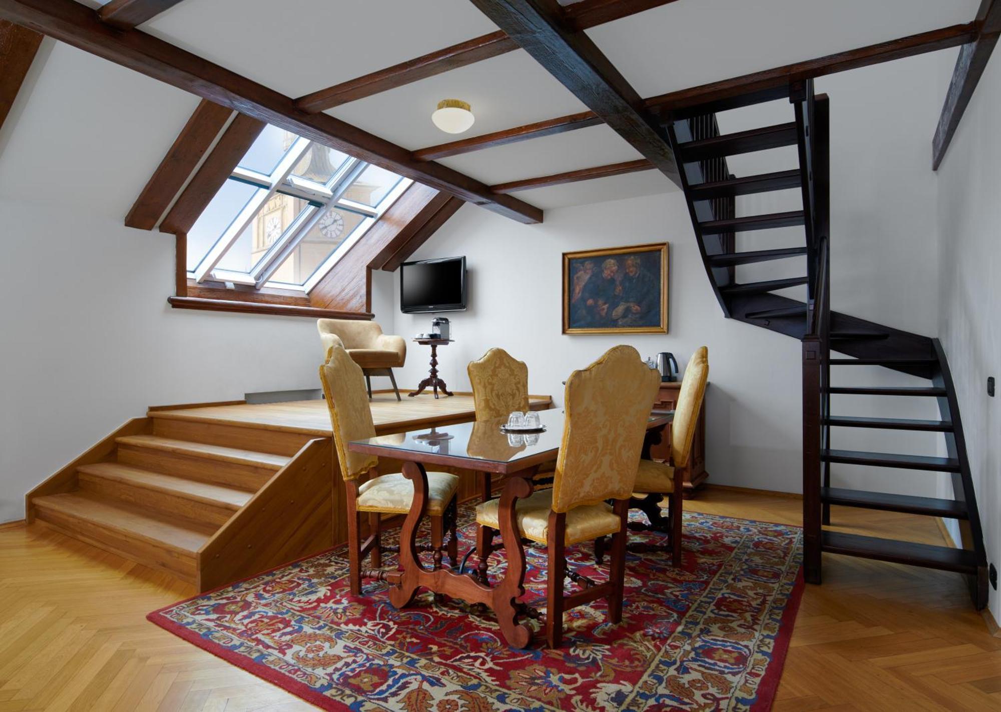 Charles Bridge Palace Otel